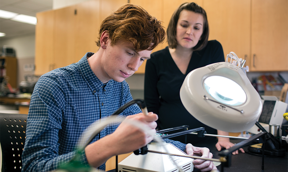 A student works with Dr. Courtney Peckens in the lab.